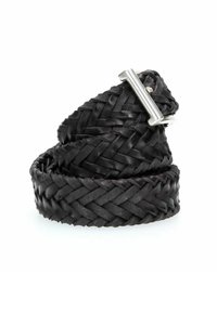 Cintura in pelle intrecciata nera con fibbia in metallo argento, caratterizzata da un motivo testurizzato e bordi arrotondati per maggiore flessibilità.