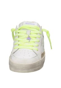 Sneaker bianca con tomaia in suede testurizzato e perforazioni, caratterizzata da lacci verde neon brillanti e un piccolo accento di palma viola.