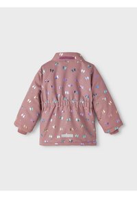 Børns mauve jakke med elastisk talje og multifarvede metalliske sommerfugletryk, der er jævnt fordelt over stoffet.