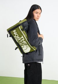 Unselected, forest olive/black