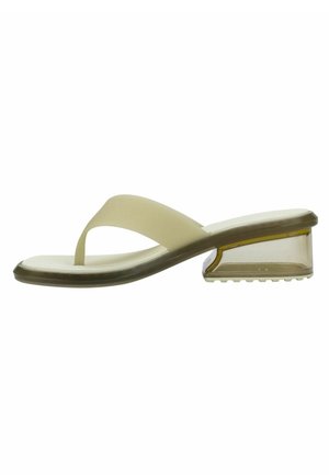 Sandale beige à bout ouvert avec une large bride et un talon bloc transparent bas sur fond blanc.