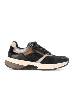 Zwarte, textuur sneakers met tan en metallic accenten, voorzien van een voorste vetersluiting en een contrasterende crèmekleurige zool.