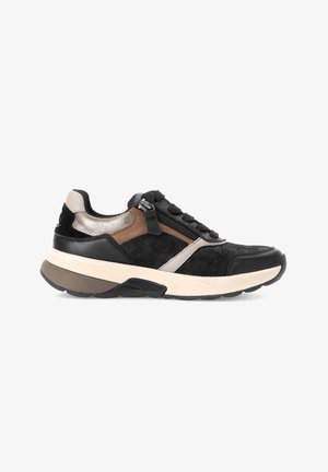 Zwarte, textuur sneakers met tan en metallic accenten, voorzien van een voorste vetersluiting en een contrasterende crèmekleurige zool.
