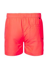 Bañador corto de color rosa brillante, fabricado con material ligero. Cuenta con una cinturilla elástica, un bolsillo lateral y una textura suave.