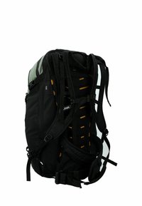 Mochila de senderismo en negro y gris con correas de hombro acolchadas, cinturones de pecho y cintura ajustables, y panel de ventilación en la parte posterior.