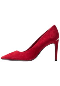 Escarpin en daim rouge à talon haut avec un bout pointu et un design épuré. Présente une semelle noire et des accents métalliques minimalistes sur le talon.