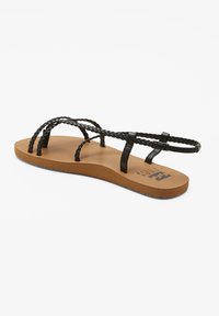 Schwarze geflochtene Sandale mit einer braunen Gummisohle und bedrucktem Logo. Verfügt über dünne Riemen und ein flaches Design. Geeignet für die Freizeit.