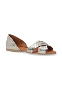 Metalen zilveren platte schoen met een gedeeltelijke achterkant, voorzien van horizontale ribbeldetails op de voorband en een gladde leren binnenkant.