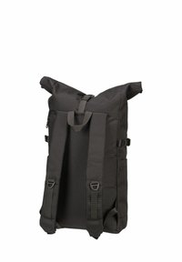 Svart rulltoppsryggsäck med justerbara remmar, tillverkad av hållbart tyg, med en framfickor med dragkedja och ett stabilt bärhandtag.