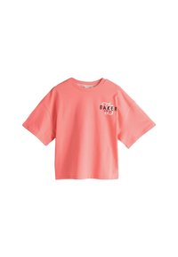 Lyhythihainen, lyhyt t-paita kirkkaan korallinpunaisena, valmistettu pehmeästä puuvillasta. Vasemmalla puolella on musta logo, jossa lukee "BAKER".