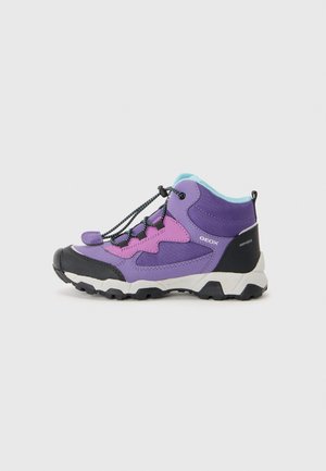 Botas de caminhada em roxo e rosa com um revestimento texturizado, sola de borracha preta e detalhes em azul. Apresenta atacadores elásticos e um colarinho acolchoado.