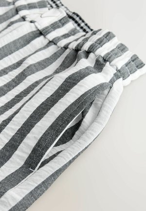 Grijs-wit gestreept stof met een textuur; voorzien van een elastische tailleband en zijopeningen. Details omvatten een geruit binnenvoering.