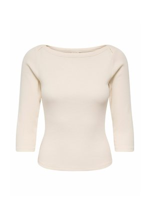 Beige tætsiddende ribstrikket top med trekvartlange ærmer og en bred rund halsudskæring.