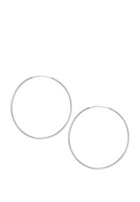 Sidabriniai apskriti auskarai, apvalios formos, lygios tekstūros, plono dizaino su paprasta, minimalistine estetika, pasižymintys lengvu struktūru.