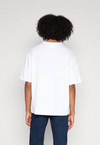 Tommy Jeans BOLD CLASSICS TEE  - Camiseta estampada - white