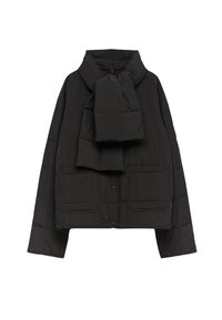 Giubbotto imbottito nero con colletto alto, chiusura con bottoni e due grandi tasche frontali. Presenta una sciarpa staccabile in materiale coordinato.