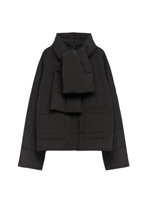 Zwarte gewatteerde jas met een hoge kraag, knoopsluiting en twee grote voorkruiszakken. Voorzien van een afneembare sjaal van bijpassend materiaal.