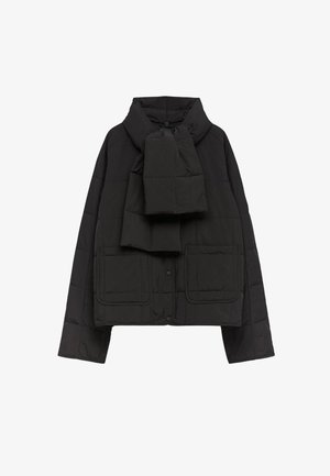 Zwarte gewatteerde jas met een hoge kraag, knoopsluiting en twee grote voorkruiszakken. Voorzien van een afneembare sjaal van bijpassend materiaal.