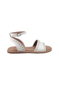 Sandalias de cuero blanco con suela plana, punta abierta y correa en el tobillo. Presentan costuras decorativas y acentos metálicos a lo largo de los bordes.