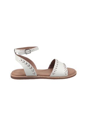 Sandalias de cuero blanco con suela plana, punta abierta y correa en el tobillo. Presentan costuras decorativas y acentos metálicos a lo largo de los bordes.