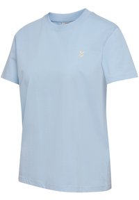 Jasnoniebieska koszulka z krótkim rękawem i okrągłym dekoltem z małym białym logo podwójnego chevronu na lewej piersi.