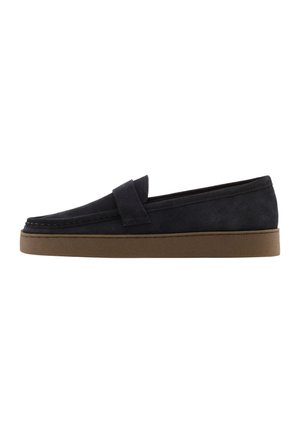 Mocassin en daim bleu marine avec une semelle en caoutchouc marron et une bride penny sur le dessus, vu de profil.