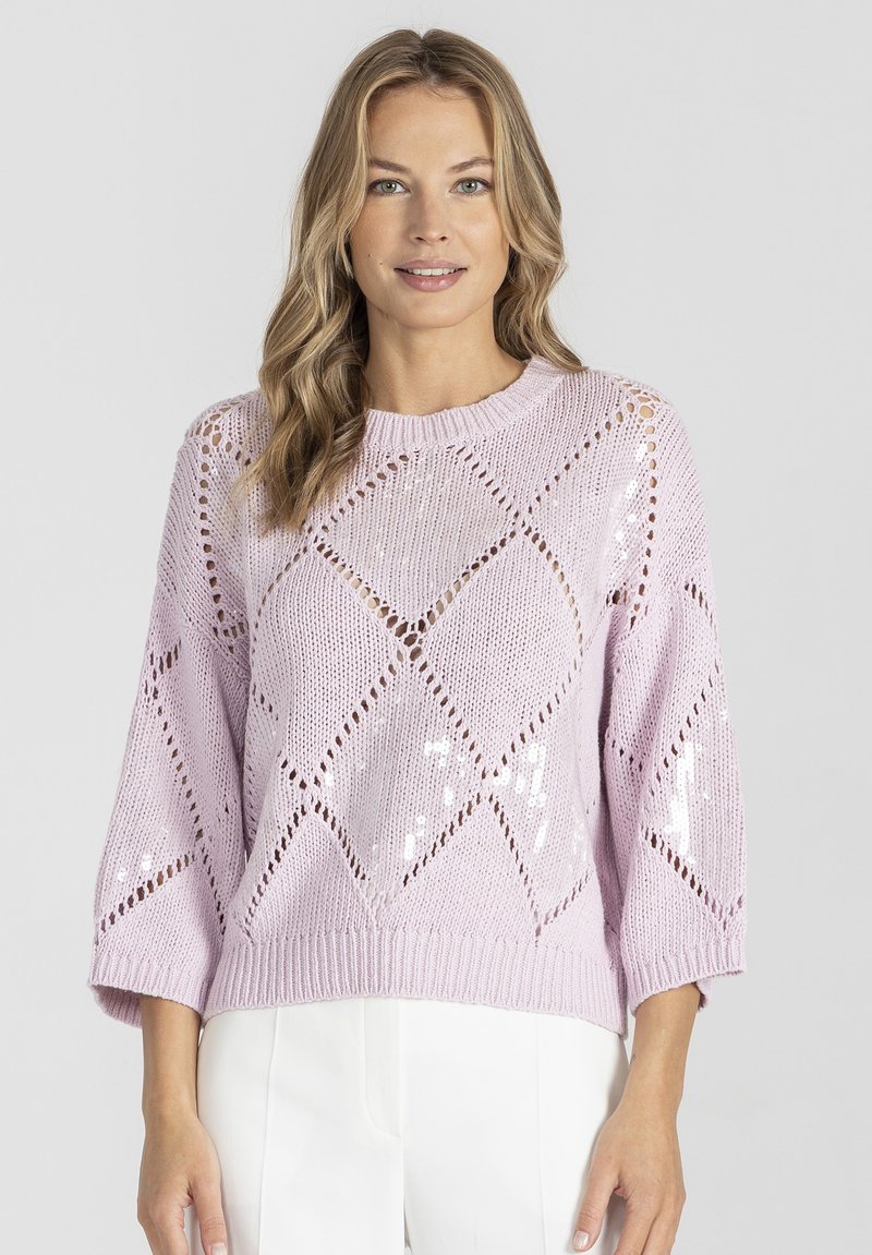 Jasnoróżowy sweter dziany z romboidalnymi wycięciami, rękawami 3/4 i prążkowanym wykończeniem. Wykonany z miękkiego, strukturalnego materiału.