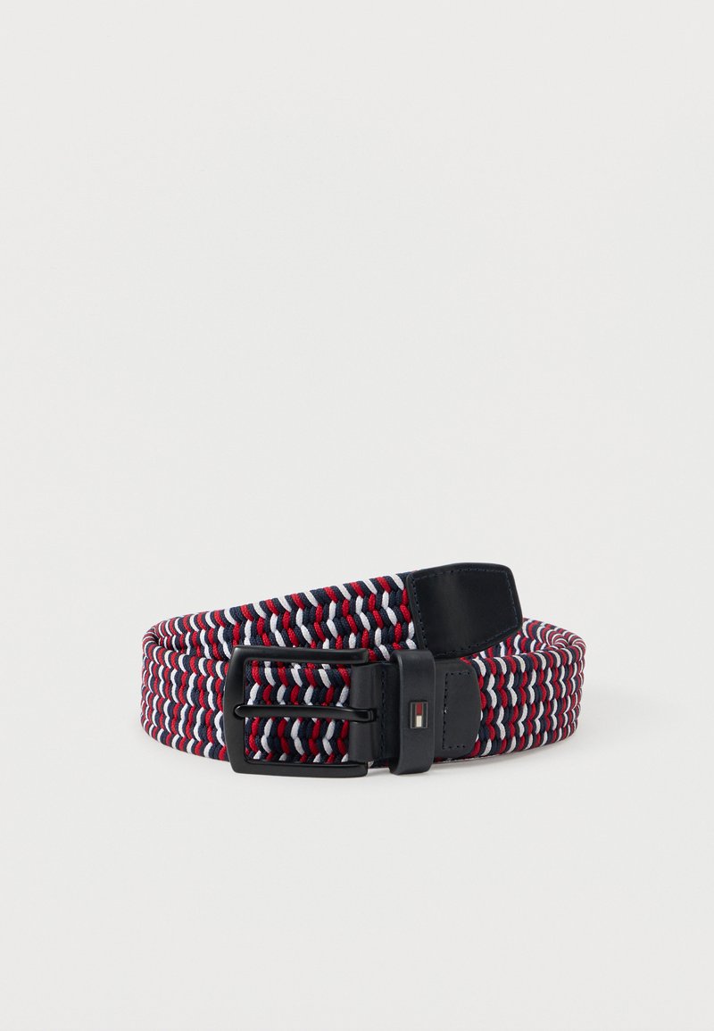 Στρατιωτική, κόκκινη και λευκή πλεχτή ζώνη από ύφασμα με μαύρη μεταλλική αγκράφα και μαύρες δερμάτινες λεπτομέρειες, τυλιγμένη σε λευκό φόντο.