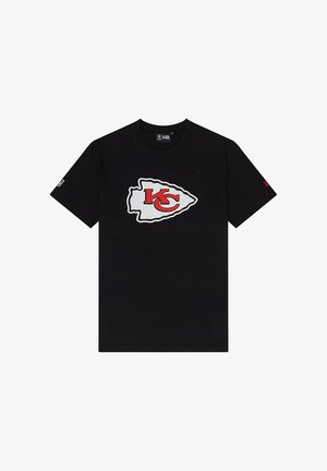 Camiseta de algodón negra con un gran logo blanco y rojo de los Kansas City Chiefs en el centro y un acento rojo en la manga.
