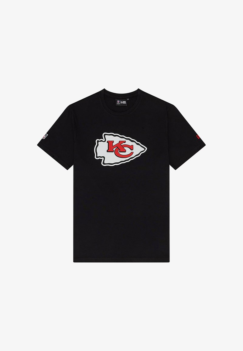 Camiseta de algodón negra con un gran logo blanco y rojo de los Kansas City Chiefs en el centro y un acento rojo en la manga.