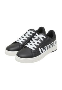 Czarne skórzane sneakersy z białymi sznurówkami i dużym logo "banana" po boku; gumowa podeszwa z lekkim obcasem i teksturowana wkładka.