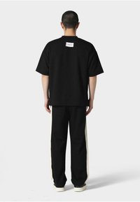 Irasuto Studios WAFFLE  - T-shirts basic - black