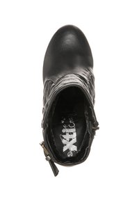 Bota negra de cuero hasta el tobillo con punta redondeada, diseño acolchado, cremallera interior y textura suave. Marca minimalista en la plantilla.