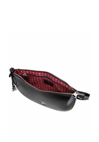 Schwarze Leder-Tasche mit glatter Textur, Reißverschlussverschluss und pinkem Futter mit kleinen Herzen und diagonalen Streifen.