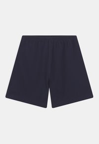 Shorts en coton bleu foncé, longueur genou, avec une taille élastique et sans détails de conception ou quincaillerie supplémentaires. Texture lisse.