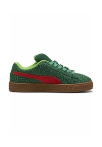 Sneaker verde texture con accenti rossi, lacci verdi e suola in gomma. Presenta un motivo unico sul materiale superiore.
