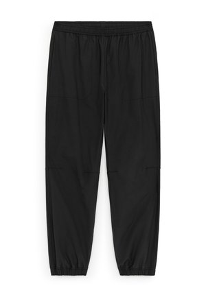 Zwarte joggerbroek met elastische tailleband, voorzakken met patch en elastische boorden op een witte achtergrond.