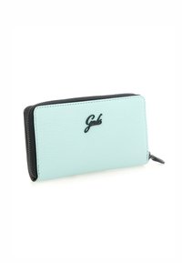 Portafoglio in pelle azzurro chiaro con finitura testurizzata, chiusura con zip nera e logo in evidenza sulla parte frontale. Forma rettangolare con bordi arrotondati.