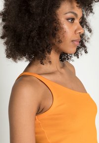 ONLY ONLRIKKE ONE SHOULDER TEE 2 PACK - Top - flame orange / white