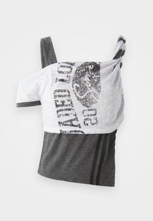 Grijze en witte tanktop met een grafische print, asymmetrisch ontwerp, zachte stof en dunne bandjes. Twee horizontale strepen op het grijze gedeelte.