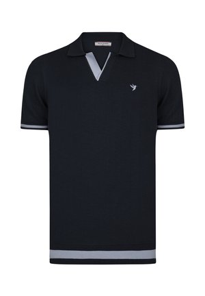 Polo de color marino con mangas cortas, presenta un cuello y puños en contraste gris, logo bordado en el pecho y dobladillo acanalado.