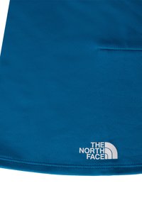 Blåtextil med en ribbad textur; har en vit logotyp av "The North Face" i det nedre högra hörnet. Slät och syntetisk utseende.