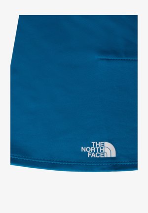 Blå tekstil med ribbet tekstur; har et hvidt logo af "The North Face" i nederste højre hjørne. Glat og syntetisk udseende.