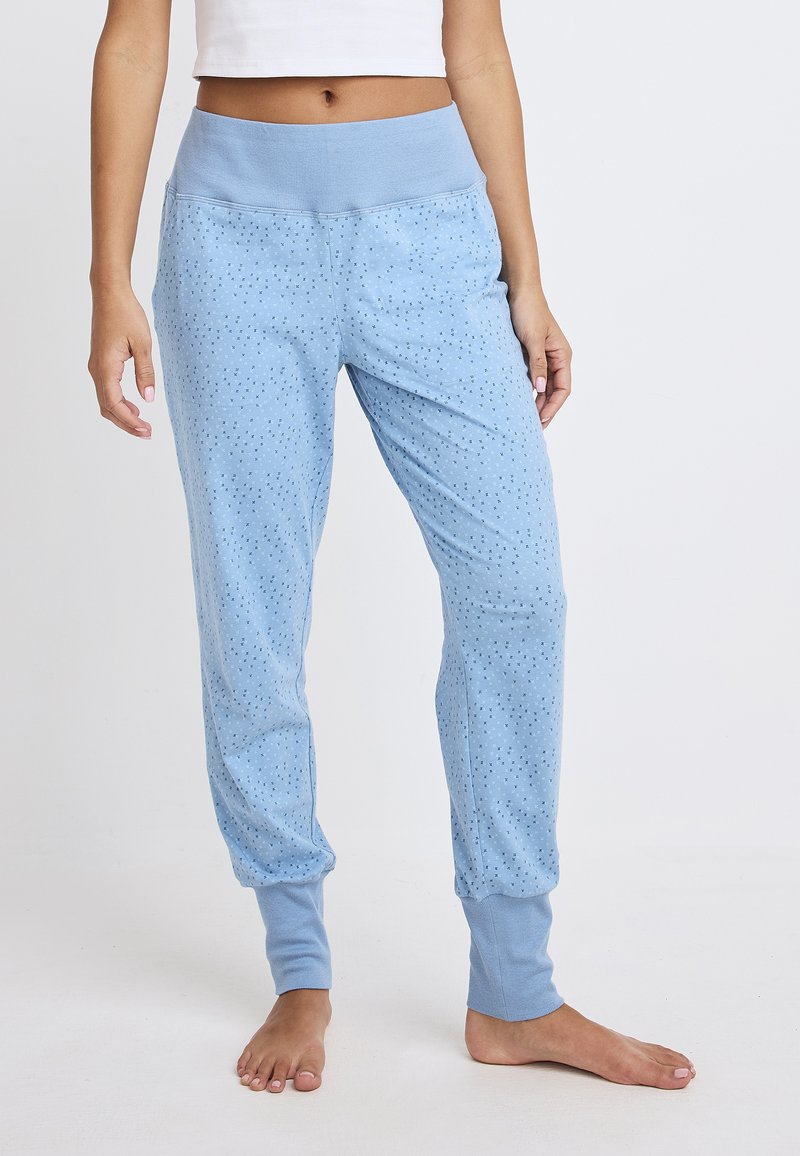 Lichtblauwe pyjamabroek met een gladde textuur, geribbelde tailleband en taps toelopende boorden, voorzien van een subtiel stippenpatroon.