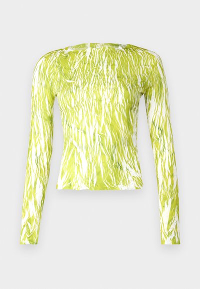 T-shirt de manga longa em verde limão brilhante com um padrão abstracto branco, apresentando um corte ajustado e decote redondo.