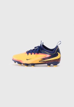 Crampons de football Nike avec un dessus jaune vif au design texturé, des accents bleu marine et cinq crampons jaunes sur la semelle extérieure.
