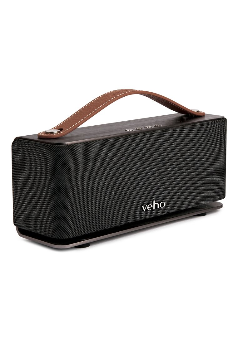 Altoparlante portatile wireless nero con griglia in metallo, maniglia in pelle marrone e pulsanti di controllo sulla parte superiore.