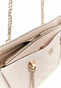 Borsa a baguette beige chiaro con finitura a rilievo, tracolle in catena dorata, scomparto centrale con zip e una piccola tasca frontale con chiusura magnetica.