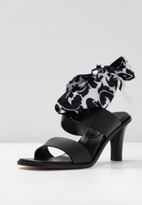 WEEKEND MaxMara Sandales à talons hauts - black