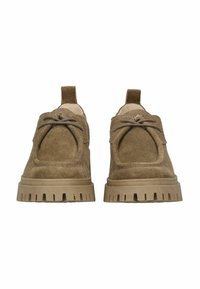 Hnědé nubukové boty s kulatým designem, vyznačující se výraznou přední mašlí, šitými detaily a silnou, texturovanou gumovou podrážkou.